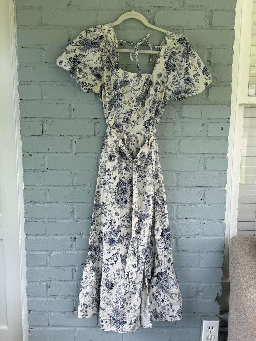 White & Navy Floral Puff-Sleeve Maxi Dress with Tie Waist